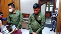 Salah satu anggota Paspampres yang datang itu mengakui kesalahannya telah memukul sopir truk. Oknum tersebut bernama Hari Misbah. Misbah secara khusus meminta maaf kepada sopir truk dan keluarganya. Selain itu, dia meminta maaf kepada masyarakat Solo. Foto: Bayu Ardi Isnanto/detikJateng