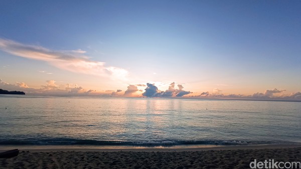 Pantai-pantai di Likupang lautnya sebening kaca, airnya dingin dan ombaknya menyapu bibir pantai dengan lembut. Foto: Bonauli/detikcom Pantai-pantai di Likupang lautnya sebening kaca, airnya dingin dan ombaknya menyapu bibir pantai dengan lembut. Foto: Bonauli/detikcom