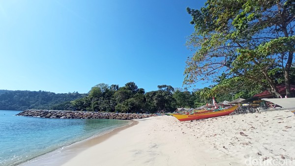 Pantai Pulisan berada di Desa Pulisan, Likupang, Minahasa Utara. Tersembunyi di ujung desa, pantai ini sangat sepi. Bonauli/detikcom