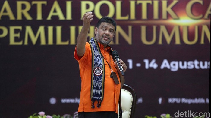 Kader Partai Buruh tiba di Kantor KPU RI, Jakarta Pusat, dipimpin oleh Presiden Partai Buruh Said Iqbal. Partai Buruh hendak mendaftar sebagai peserta Pemilu 2024.