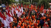 Massa Partai Buruh memenuhi jalanan di depan Kantor KPU RI, Jakarta, Jumat (12/8/2022).