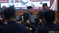 Amien ikut hadir dengan mengenakan kemeja berwarna hitam dengan lambang Partai Ummat di sisi kiri. Dia juga terlihat mengenakan peci hitam dan sorban di leher.