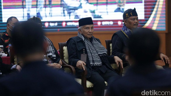 Ketua Majelis Syuro Partai Ummat Amien Rais dan Ketua Umum Partai Ummat Ridho Rahmadi serta sejumlah kader partai saat akan menyerahkan berkas pendaftaran sebagai partai politik calon peserta Pemilu 2024 di Kantor KPU, Jakarta, Jumat (12/8/2022). Partai Ummat mendaftarkan diri sebagai partai ke-27 calon peserta Pemilu 2024.