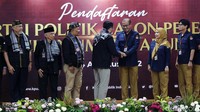 Rombongan Partai Ummat diterima langsung oleh Ketua KPU Hasyim Asyari.
