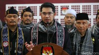 Ketua Umum Partai Ummat Ridho Rahmadi memberikan keterangan pers usai mendaftar peserta Pemilu 2024, Jumat (12/8)..