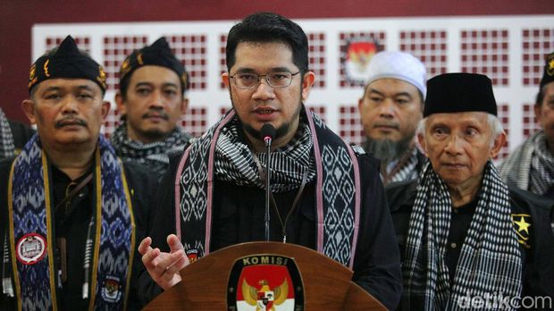 Ketua Majelis Syuro Partai Ummat Amien Rais dan Ketua Umum Partai Ummat Ridho Rahmadi serta sejumlah kader partai saat akan menyerahkan berkas pendaftaran sebagai partai politik calon peserta Pemilu 2024 di Kantor KPU, Jakarta, Jumat (12/8/2022). Partai Ummat mendaftarkan diri sebagai partai ke-27 calon peserta Pemilu 2024.