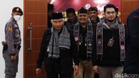 Amien Rais, Ridho Rahmadi dan kader kompak mengenakan seragam partai yang khas berwarna hitam.
