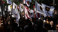 Para kader juga mengibarkan bendera Partai Ummat saat mendaftar peserta Pemilu 2024.