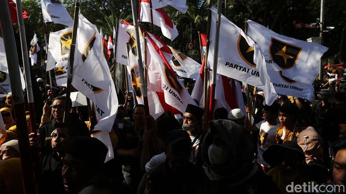 Ketua Majelis Syuro Partai Ummat Amien Rais dan Ketua Umum Partai Ummat Ridho Rahmadi serta sejumlah kader partai saat akan menyerahkan berkas pendaftaran sebagai partai politik calon peserta Pemilu 2024 di Kantor KPU, Jakarta, Jumat (12/8/2022). Partai Ummat mendaftarkan diri sebagai partai ke-27 calon peserta Pemilu 2024.