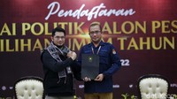 Ketua Umum Partai Ummat Ridho Rahmadi menyerahkan berkas pendaftaran kepada Ketua KPU Hasyim Asyari, Jumat (12/8).
