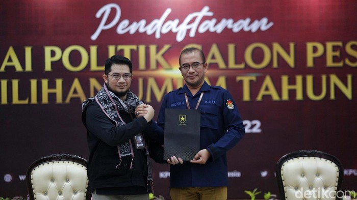 Partai Ummat Daftar Pemilu ke KPU Ketua Majelis Syuro Partai Ummat Amien Rais dan Ketua Umum Partai Ummat Ridho Rahmadi serta sejumlah kader partai saat akan menyerahkan berkas pendaftaran sebagai partai politik calon peserta Pemilu 2024 di Kantor KPU, Jakarta, Jumat (12/8/2022). Partai Ummat mendaftarkan diri sebagai partai ke-27 calon peserta Pemilu 2024.
