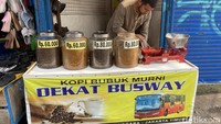 Di area luar pasar, ada beragam penjual yang dapat ditemui. Bahkan, ada yang menjual kopi tubruk robusta dari Sumatera. Foto: detikFood / Yenny Mustika Sari