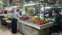 Untuk yang mencari kebutuhan pokok dan bahan kue, langsung saja mencari area basement Jatinegara Trade Center. Di sana kamu bisa menemukan kios pedagang yang menawarkan sayuran, daging, ikan, hingga kebutuhan lainnya. Foto: detikFood / Yenny Mustika Sari