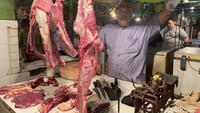 DetikFood mengunjungi sebuah kios daging sapi dan berbincang dengan sang penjual bernama Billy. Billy sudah berjualan daging di Pasar Jatinegara sejak tahun 1993. Foto: detikFood / Yenny Mustika Sari
