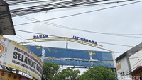 Saat menginjakan kaki pertama kali di area Pasar Jatinegara akan disambut dengan tiang nama bertuliskan Pasar Jatinegara. Nama Pasar Mester sempat disematkan di tiang nama tersebut beberapa tahun lalu, namun kini sudah tidak dipasang lagi. Foto: detikFood / Yenny Mustika Sari