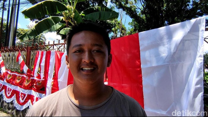 Pedagang pernak-pernik kemerdekaan di Manado, Sulut.