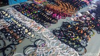 Mulai dari tempelan kulkas, gelang anyam, kaos, sampai makanan khas dijual di sana.