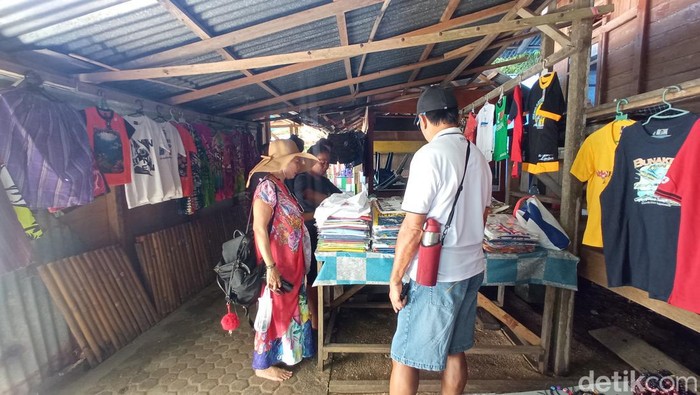 Pedagang Suvenir di Bunaken mulai kedatangan wisatawan Pedagang Suvenir di Bunaken mulai kedatangan wisatawan