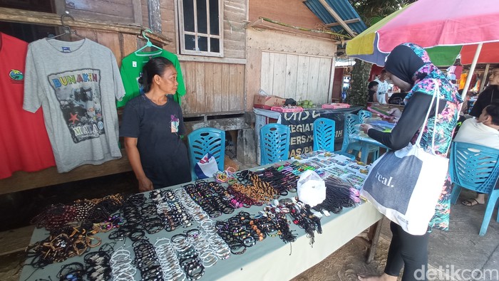 Pedagang Suvenir di Bunaken mulai kedatangan wisatawan