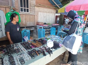Pedagang Suvenir Girang, Bunaken Kembali Ramai