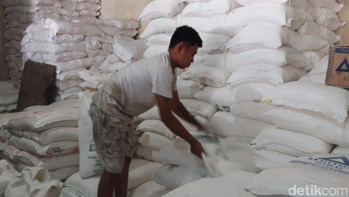 Pekerja menata tumpukan tepung terigu di toko Pasar Sunggingan, Boyolali.