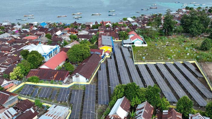 Hadirnya PLTS mampu meningkatkan kesejahteraan dan membantu mengembangkan kegiatan ekonomi di pulau yang berpenghuni 4.599 penduduk tersebut.