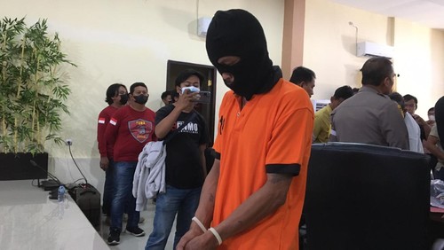 Sulyadi (41) tersangka pembunuhan sadis terhadap guru TK di Mataram usai diamankan polisi, Jumat (12/8/2022).