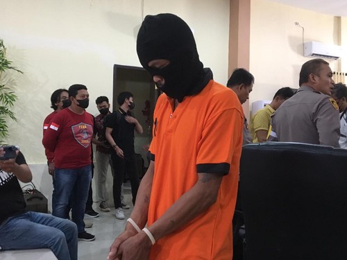 Sulyadi (41) tersangka pembunuhan sadis terhadap guru TK di Mataram usai diamankan polisi, Jumat (12/8/2022)