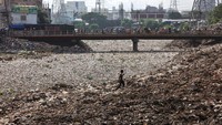 Seorang anak laki-laki berjalan di atas tanah sampah di Dhaka, Bangladesh, Kamis, (11/8/2022). Sampah menjadi masalah serius di setiap negara, termasuk di Bangladesh.