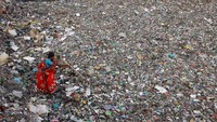 Sampah dibuang di kanal hingga terjadi penumpukan dan penyumbatan saluran air di Ibu Kota Dhaka. Kondisi ini tentu menimbulkan aroma yang tak sedap dan mengurangi keindahan pemandangan kanal.