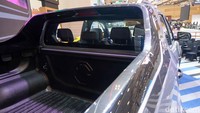 Lawan dari Toyota Hilux ini meluncur dengan kapasitas mesin diesel Turbo 2000 cc.