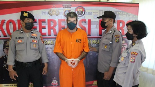 Jacob Josef Biedak (baju tahanan) saat diamankan di Bandara Internasional I Gusti Ngurah Rai Tuban, Badung, Bali karena membawa cairan narkotika