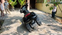 Berdasarkan rekaman CCTV yang diterima detikJateng, kecelakaan ini terjadi sekitar pukul 12.35 WIB. Kecelakaan bermula saat pengendara motor matik dari arah barat ke timur hendak berbelok ke selatan menuju jalan Ksatrian. (Foto: Jalu Rahman Dewantara/detikJateng)