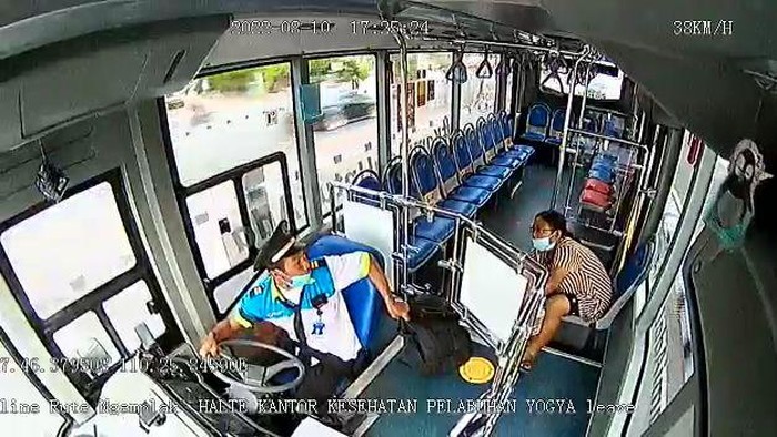 Penumpang wanita bus Trans Jogja kepergok mau curi tas sopir. Foto diunggah pada Jumat (12/8/2022).
