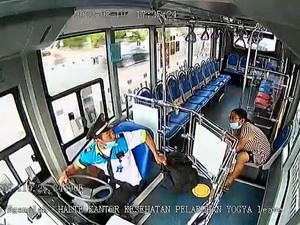 Beredar Video Emak-emak Kepergok Hendak Curi Tas Sopir Bus Trans Jogja