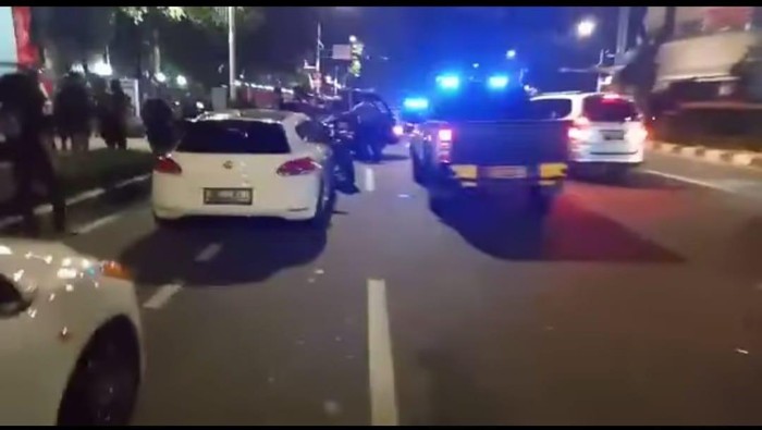 Petugas menilang sejumlah mobil yang balapan liar di Senayan, Jakarta Pusat