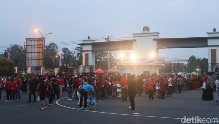 Ribuan pendukung Timnas Indonesia U-16 mulai menjejali Stadion Maguwoharjo, Kabupaten Sleman sejak sore hari hingga saat ini.