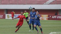 Thailand U16 sukses kalahkan Myanmar U16 3-0 tanpa balas. Semoga gol tercipta pada babak kedua. Gol pertama Thailand U16 diciptakan oleh penyerang mereka Tontawan Puntamunee, setelah sepakannya tidak mampu dihalau kiper Myanmar U16. Foto: Pius Erlangga/detikJateng