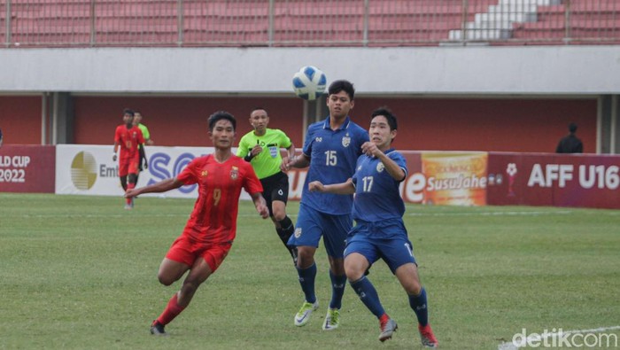 Timnas Thailand U16 melawan Myanmar U16 dalam laga perembutan juara tiga Piala AFF U16 2022, di Stadion Maguwoharjo, Sleman, Yogyakarta, Jumat (12/8/2022). Pertandingan Thailand U16 vs Myanmar U16 digelar di Stadion Maguwoharjo, Sleman, Jumat (12/8) sore pukul 15.30 WIB.