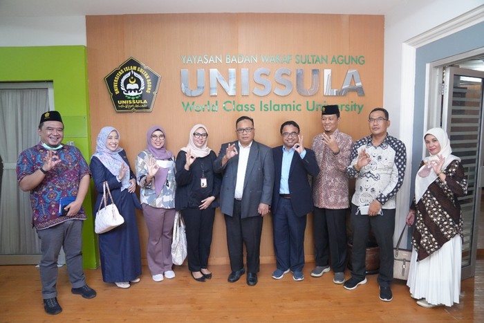 Pimpinan kampus dan dekanat Fakultas Ilmu Keperawatan Unissula menyambut delegasi RS Awal Bros Group