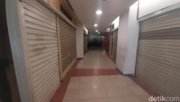 Kondisi Plaza Semanggi kini berubah menjadi sangat sepi, jauh berbeda dari sebelumnya. Bangunan tersebut sudah banyak ditinggal pedagang dan pembeli. Achmad Dwi Afriyadi/detikcom