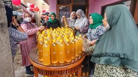 Pihaknya mengaku pom mini minyak goreng tersebut bisa dibeli masyarakat dengan harga yang bervariatif. Menurutnya hal tersebut bisa memudahkan masyarakat.