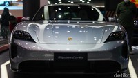 Taycan Turbo mewakili model full electric pertama Porsche yang diproduksi dan dipasarkan secara massal. 