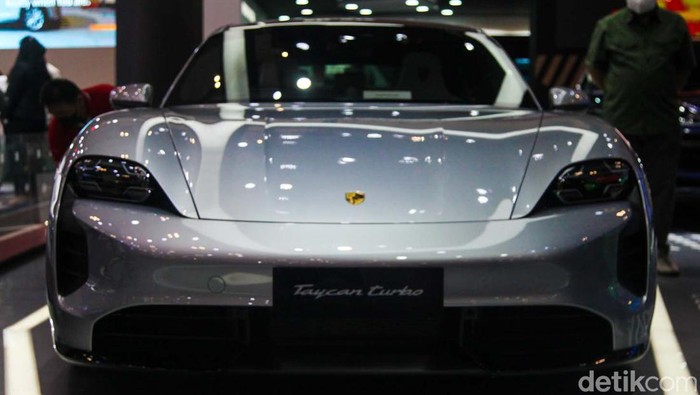 Porsche Hadir Lagi di GIIAS, Pamer Mobil Listrik Taycan Turbo Setelah beberapa tahun, Porsche kembali memeriahkan GIIAS. Kali ini, Porsche memamerkan mobil listrik Taycan Turbo.