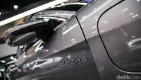 Taycan Turbo yang dipamerkan memiliki motor listrik yang menggerakkan seluruh roda, menghasilkan tenaga 680 Hp.