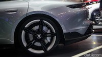 Keistimewaan mobil sport Jerman ini adalah bisa menerima aliran listrik 800 volt untuk charging alias pengisian ulang baterainya, sehingga proses mempersingkat proses charging. 