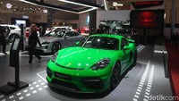 Porsche juga memamerkan seri 718 Cayman GT yang hadir dengan warna hijau. 