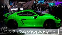 Gaya mobil balap kental diterapkan pada eksterior melalui permainan body kit yang agresif. Spoiler depan diberikan splitter lebih besar dan intake yang membesar.