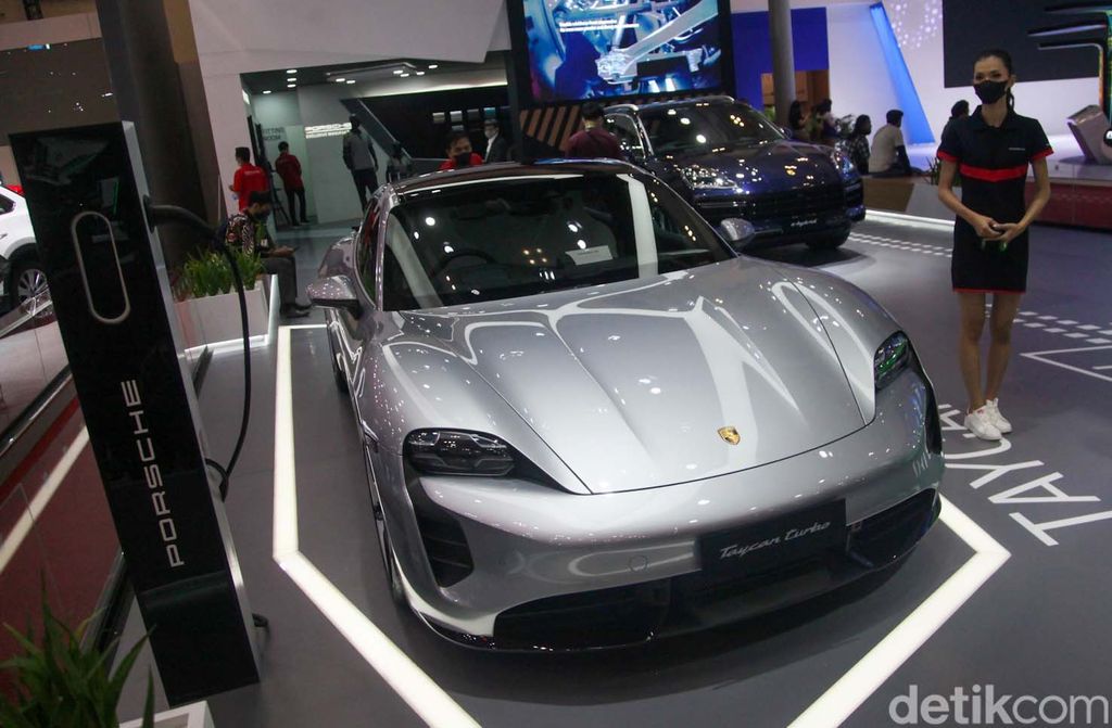 Setelah beberapa tahun, Porsche kembali memeriahkan GIIAS. Kali ini, Porsche memamerkan mobil listrik Taycan Turbo.