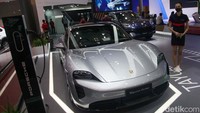 Porsche Taycan Turbo diperkenalkan pada pameran GIIAS 2022 di ICE BSD City, Tangerang.